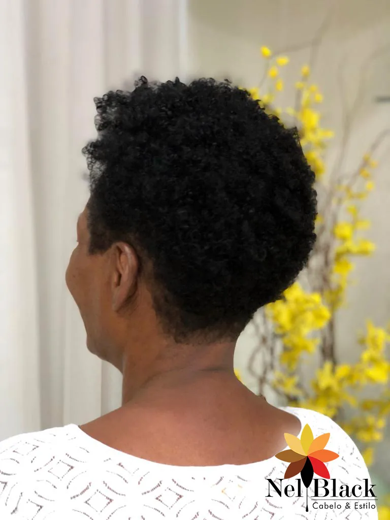 Trabalho em cabelo crespo ou cacheado no Nelblack