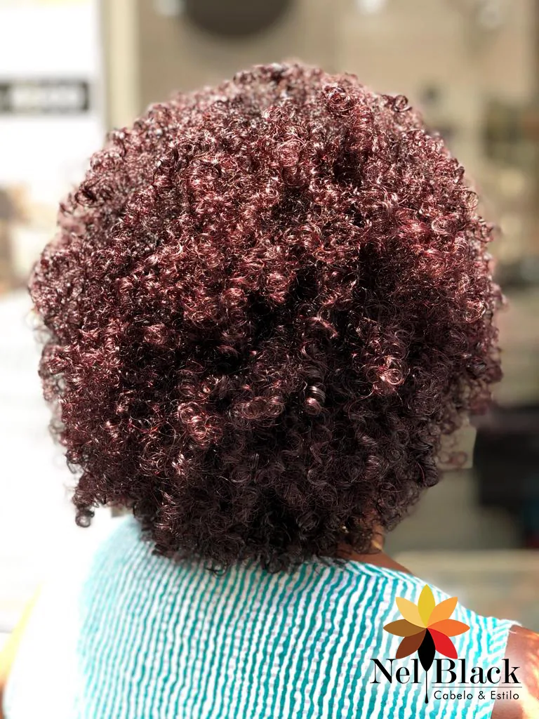 Trabalho em cabelo crespo ou cacheado no Nelblack