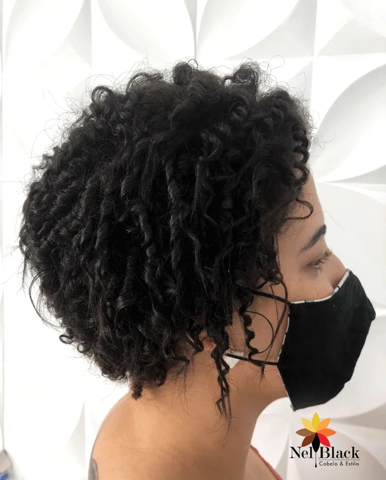 Trabalho em cabelo crespo ou cacheado no Nelblack
