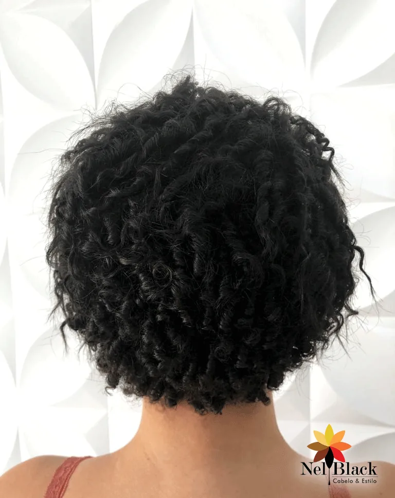 Trabalho em cabelo crespo ou cacheado no Nelblack