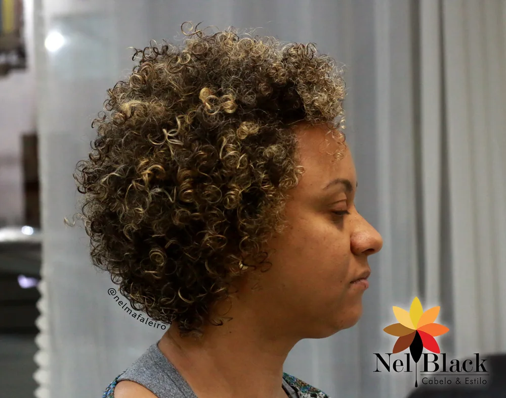 Trabalho em cabelo crespo ou cacheado no Nelblack