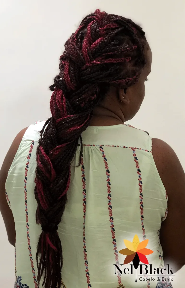 Trabalho em cabelo crespo ou cacheado no Nelblack