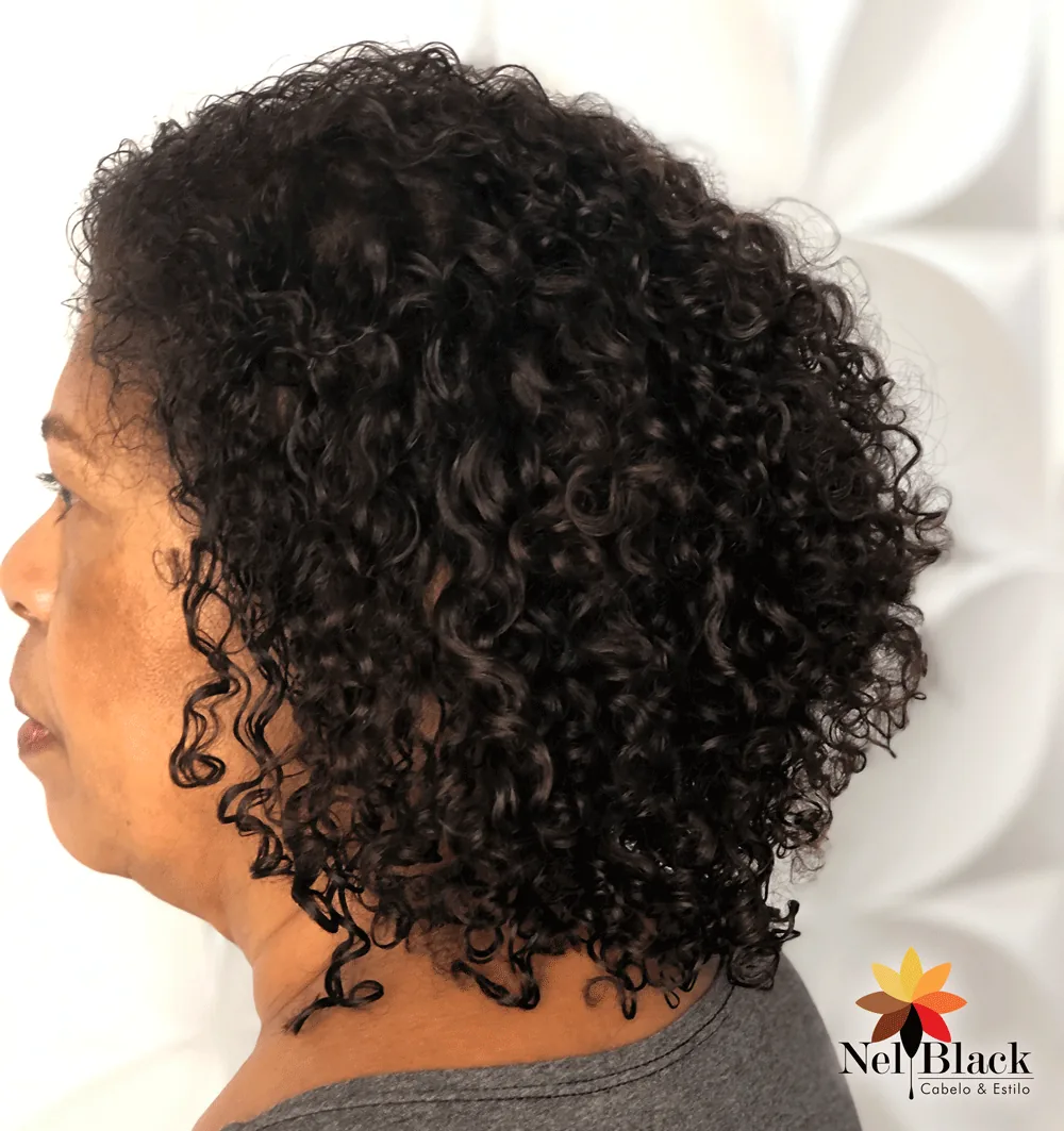 Trabalho em cabelo crespo ou cacheado no Nelblack