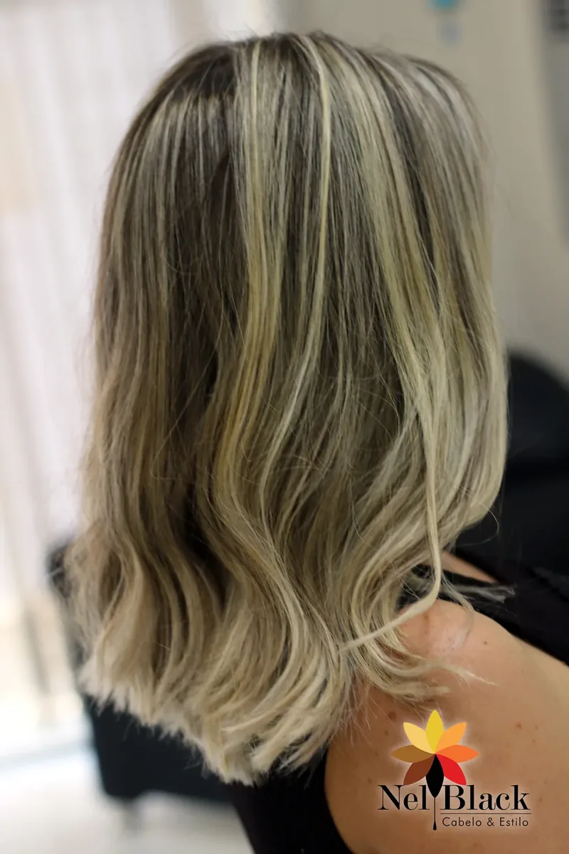 Coloração ou mechas executadas no Nelblack
