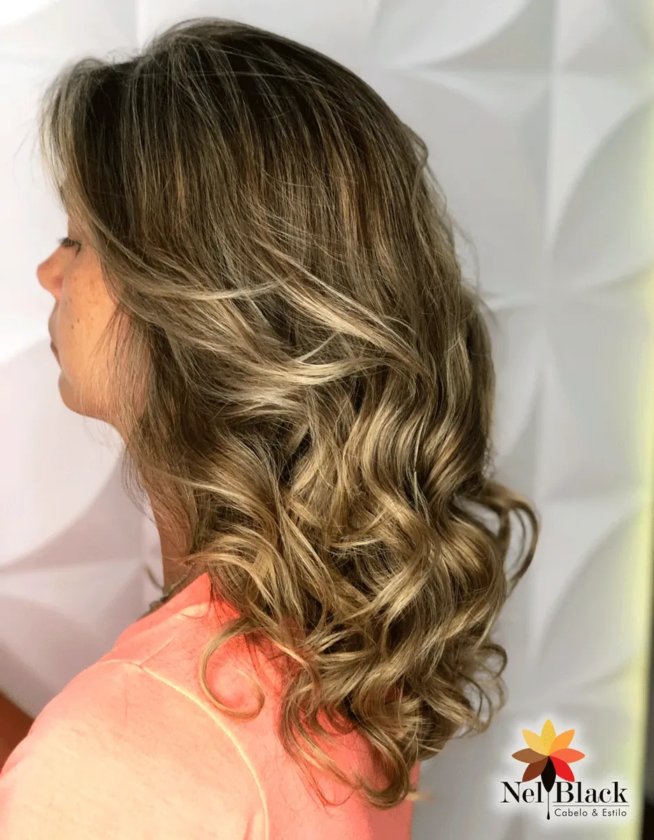 Coloração ou mechas executadas no Nelblack