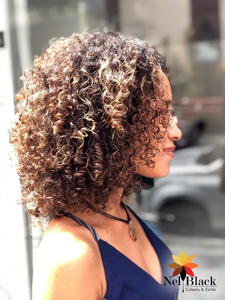 Coloração ou mechas executadas no Nelblack