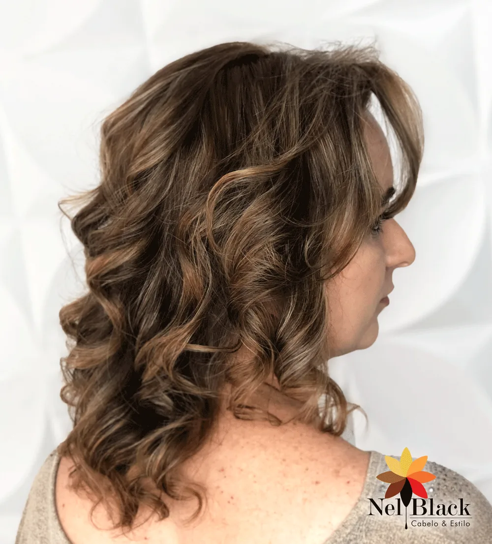 Coloração ou mechas executadas no Nelblack
