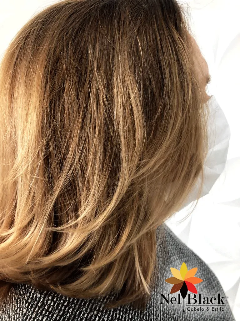 Coloração ou mechas executadas no Nelblack
