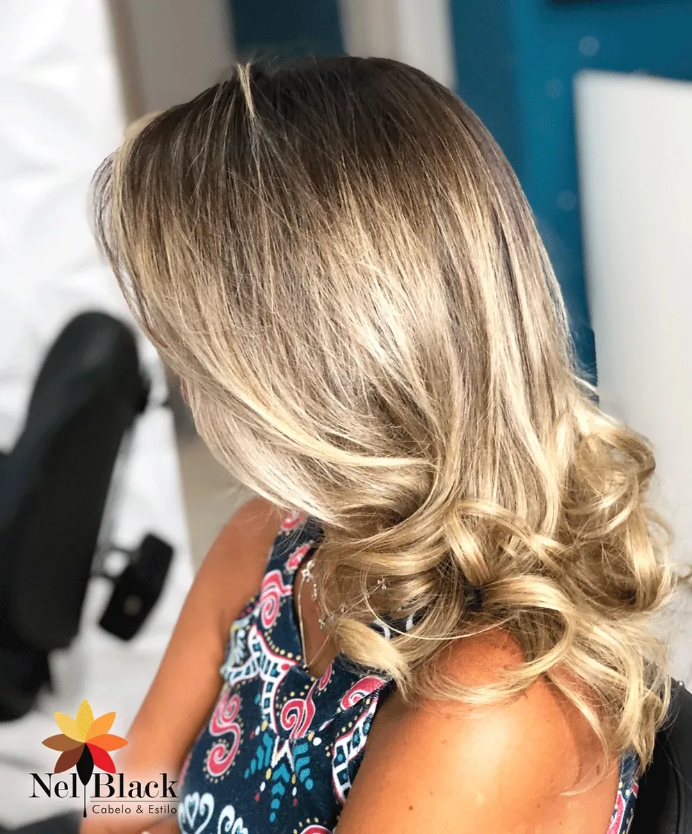Coloração ou mechas executadas no Nelblack