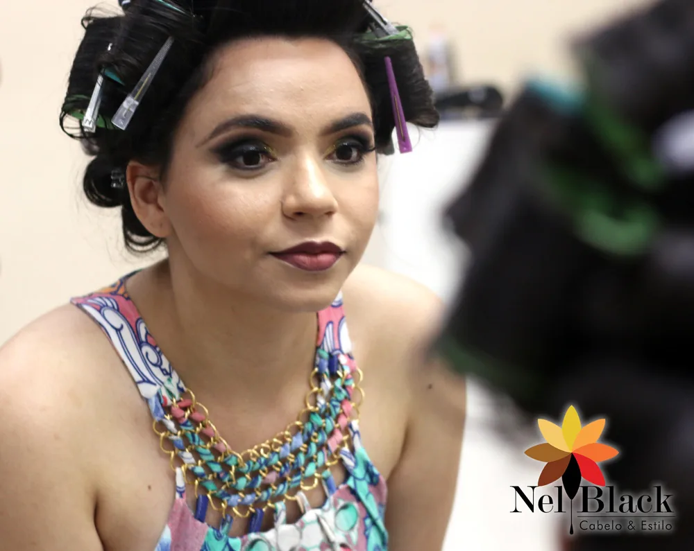 Maquiagem e penteado para evento, feitos no Nelblack