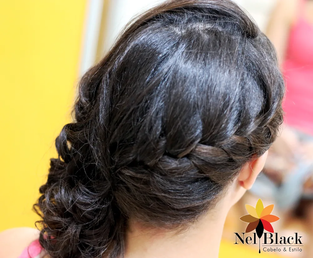 Maquiagem e penteado para evento, feitos no Nelblack