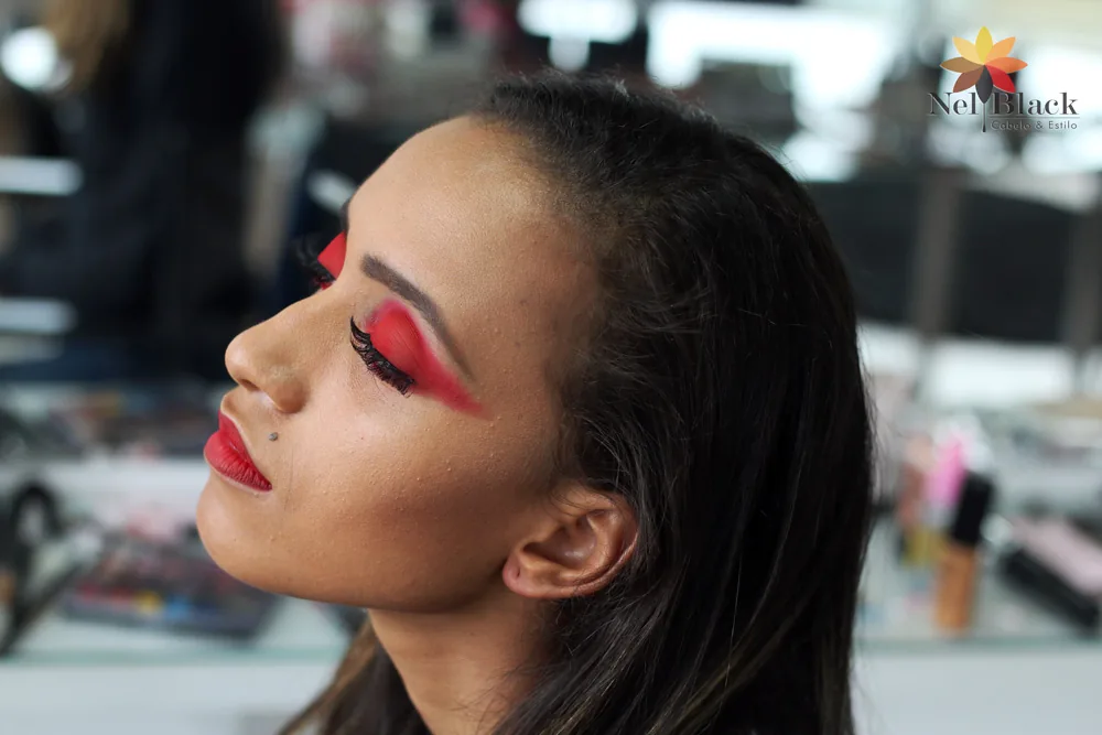 Maquiagem e penteado para evento, feitos no Nelblack