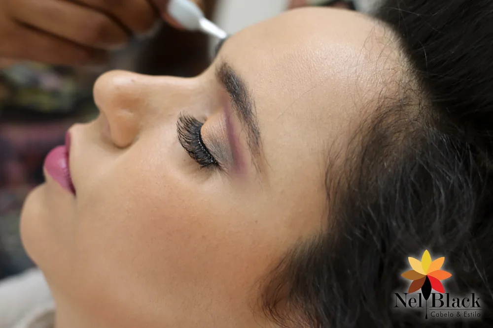 Maquiagem e penteado para evento, feitos no Nelblack