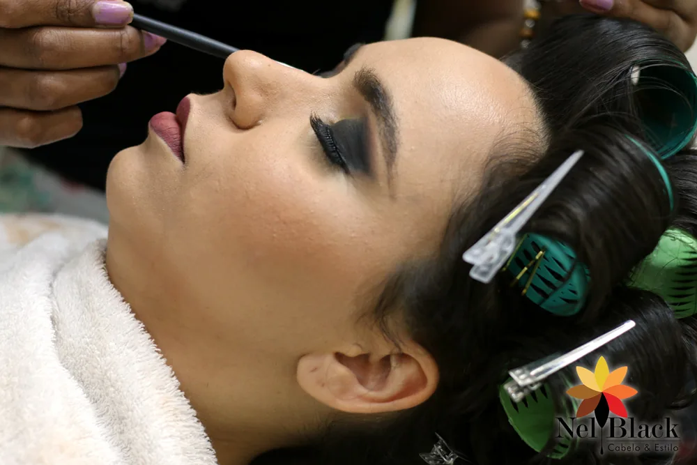 Maquiagem e penteado para evento, feitos no Nelblack